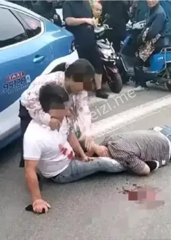 男子当街殴打共享电瓶车